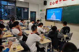 教室“VIP”座位谁坐？隔楼比嗓门 跨班下战书 还有这样的“神仙”学校？图片