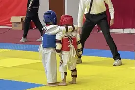 萌娃跆拳道比赛被打哭，对手帮擦泪还暖心拥抱……图片