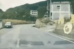 电动车占线行驶撞上小轿车！肇事人竟未满16周岁，还不带头盔载伙伴 | 知危险会避险图片