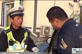 致敬！为救执法对象不慎从高速上摔下，青岛民警李涌被评定为烈士视频封面