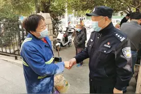 为电动车穿“雨衣”的“暖心奶奶”找到了，她其实是一名环卫工阿姨图片