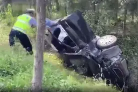 车和“小差”不能同时开！驾车低头捡手机，轿车失控掉沟里……图片