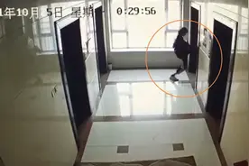 乌鲁木齐一男子狂踢小区电梯按键，自称心情不好发泄图片