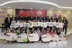 校服怎么生产出来的？纤检院纺织品专家走进学校揭秘图片