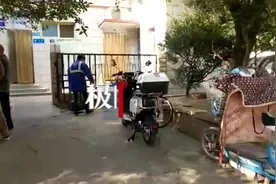 瞒不住了！给电动车穿雨衣的好心人找到了，民警当面点赞图片