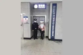 女子地铁遗失万元钻石项链，拾者以为是假货带回家中图片