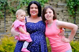 神奇！美国佛州一夫妇三个女儿年龄各差三岁，生日却都在同一天图片