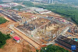 贵南高铁车站建设忙图片