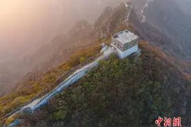 航拍箭扣长城深秋风光 层林尽染满山红图片