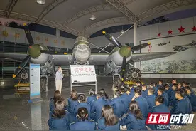 长沙航院：在英雄轰炸机前上一堂思政课纪念抗美援朝战争71周年图片
