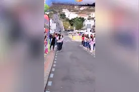 西班牙自行车选手在终点前撞上女观众 错失夺冠机会图片