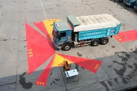 大货车右转安全盲区难题如何破解？媒体：设计上存漏洞，技术升级迫在眉睫图片