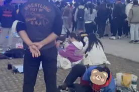 音乐节女孩趴地写作业？网友：写摇滚读后感吗？图片