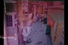 找到他了！00后小伙抱晕倒老人飞奔送医，真实身份让人钦佩图片