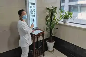 杭州35岁女子一夜间从近视400度变远视300度，问题出在老公身上图片