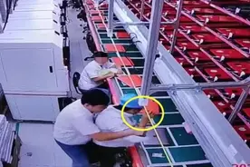 想离职领导却不签字，上海一男子怒砸公司7台电脑图片