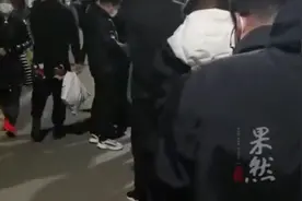 连夜排队做核酸检测男子暗示老婆自己过生日了 老婆反应竟是这样图片