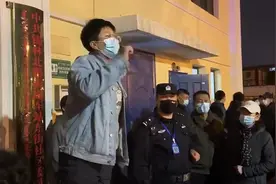核酸检测现场小姐姐幽默喊话扎堆群众：不要聚集，不然咱就BBQ了图片