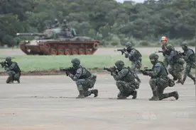 台湾“草莓兵”难抵解放军，这还新鲜吗？图片