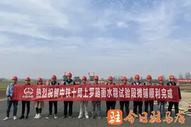 上罗高速公路6标段水稳底基层试验段顺利摊铺图片