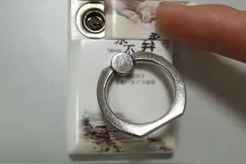 首都机场安检员查获指环式新式点烟器图片