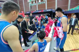 李泓翰7记三分箭箭穿心 四川男篮3分之差惜败广东图片