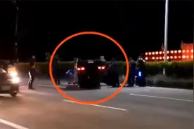 台湾一男子用假钞加油，见到警察心虚逃逸……结果翻车了图片