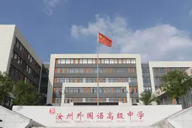 “在教室里叠被子”，教育不能为了应试走极端 | 新京报快评图片