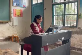 张家界一间简陋教室里的歌声火了，22岁女音乐老师：想让孩子们把歌唱美图片