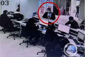 凌晨男子银行卡收到14万元马上报警……图片