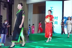 青岛崂山：环卫工人走上T台 展现别样“时尚范”图片