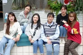 瞒着室友偷偷学习？不存在的，我们互相收缴手机，一起保研图片