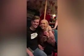 英国情侣在酒吧拍照秀恩爱 无意中拍下身后两拨人打架图片