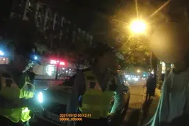 男子ATM机上存钱未收到入账短信，竟报警称被黑衣人抢劫……图片