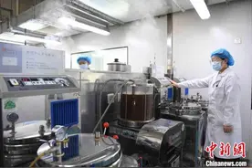 探访“甘肃方剂”煎药室：从早“熬”到晚 每包药熬煮逾1小时图片