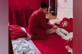 爸爸带娃听到妈妈来了“瞬间亲密”，网友：满满的求生欲视频封面