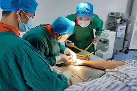 广东一女子右手戴9枚戒指肿成萝卜，消防和医护半小时才取下，网友：不能理解图片
