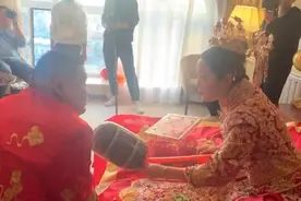 大连一当过7次伴娘的新娘主持自己婚礼，当事人：我只是嗓门大，不是凶图片