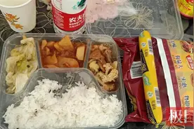 额济纳旗盒饭事件疑真相反转：餐食放到酒店外，不知游客被转移图片