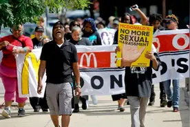 抗议职场性骚扰，美国12城麦当劳员工集体罢工视频封面
