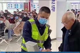 90岁老人喜领机动车驾驶证，科三科四全部一把过，车技不输年轻人视频封面