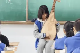 高一女生用琵琶演绎《琵琶行》，网友：当年背不下来的原因找到了图片