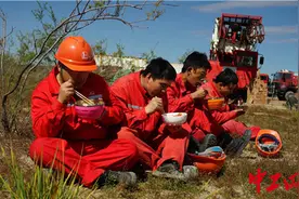 任何情况下都要让野外作业的石油工人吃饱吃好图片