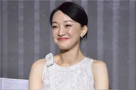 周迅恋上摇滚乐队吉他手？两人被拍到牵手回酒店图片
