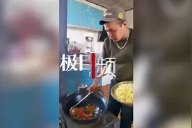 额济纳小伙为滞留服务区的司机送饭：我做过司机，知道他们不容易图片