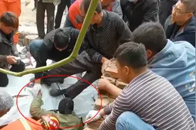 暖心营救！聊城一工人双腿被困！消防员徒手刨泥土、群众合力护围墙救援图片