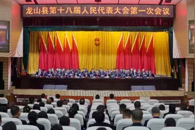 【聚焦两会】全票当选！今天，龙山县新一届人大、政府领导班子选举产生图片
