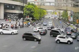 网红对角横道线，连接“太阳”和“月亮”图片