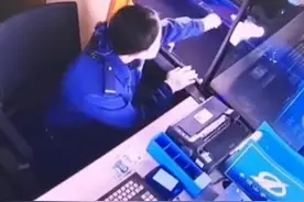 丈夫有ETC特意走高速人工窗口给老婆送花，网友：后车司机走高速还得吃狗粮图片