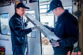 改造列车、车站灯源，采用变频电梯，武汉地铁一年节能超1500万度电图片